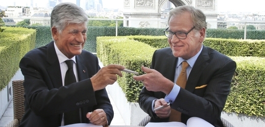 Maurice Lévy a John Wren podepisují fúzi holdingů Publicis a Omnicom.