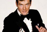 Roger Moore jako agent 007 James Bond.