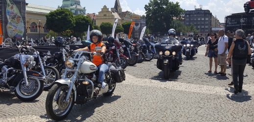 Spanilá jízda motocyklů Harley-Davidson rozburácí Prahu.