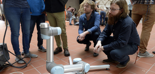 Studenti z ČVUT v Praze v Praze za pomoci kolaborativního robota vytvořili model buňky, která měla sloužit jako obydlí na Marsu.