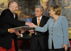 Čtyřiasedmdesátiletý dánský kreslíř Kurt Westergaard nedávno přijal ocenění z rukou Angely Merkelové.