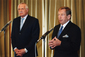Duben 2002: dva největší rivalové, Václav Klaus a Václav Havel, při společném projevu. (Foto: archiv)