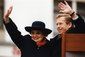 V roce 2004 zdraví Václav Havel lidi spolu s Madeleine Albrightovou. (Foto: archiv)