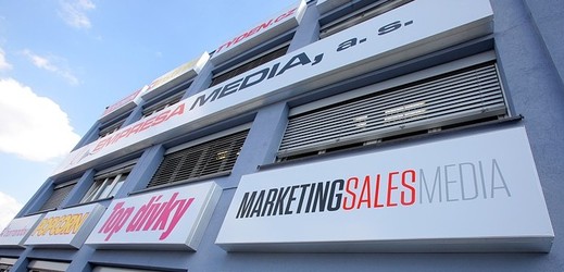 Banner MSM na budově vydavatelství Empresa Media.