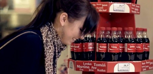 Coca-Cola dává křestní jména na etikety.