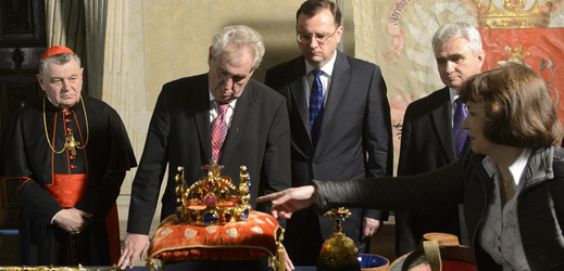 Prezident Miloš Zeman u korunovačních klenotů.