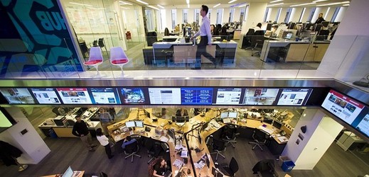 Moderní newsroom.