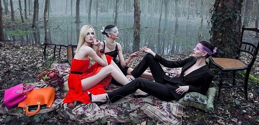 Reklama Dioru připomíná obraz Snídaně v trávě.
