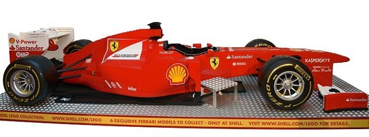 Pod designem modelu vozu Ferrari z kostek LEGO v měřítku 1:1 je podepsán Petr Kučera, který převedl 3D model vozu Ferrari 150° Italia do kostek stavebnice LEGO.