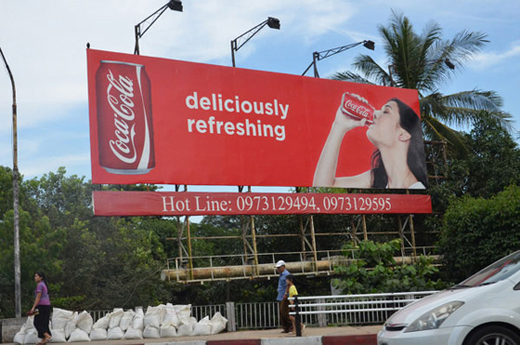 Kampaň Coca-Coly v Myanmaru: "Deliciously refreshing".
