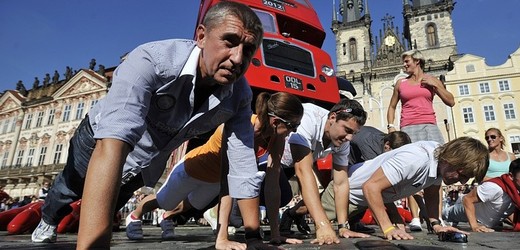 Andrej Babiš na olympijském eventu před svým autobusem. Foto: ČTK/Kamaryt Michal