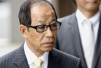 Bývalý předseda správní rady Cujoši Kikukawa a dva další bývalí manažeři porušili zákony o cenných papírech.
