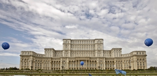 Sídlo parlamentu v Bukurešti, komunistický symbol města.
