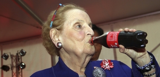 Madeleine Albright pije Coca-Colu na oslavách na Barmě, kam se výroba tohoto nápoje vrací po 60 letech.