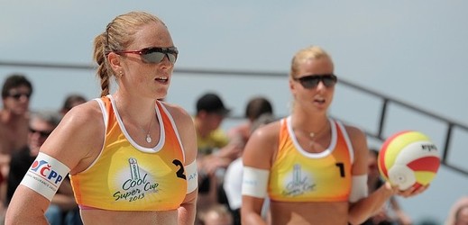 V srpnu 2012 měly při turnaji v plážovém volejbale mužné logo Staropramen Cool na dresech hráčky Markéta Sluková a Kristýna Kolocová.