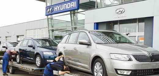 Škoda před show roomem Hyundai.