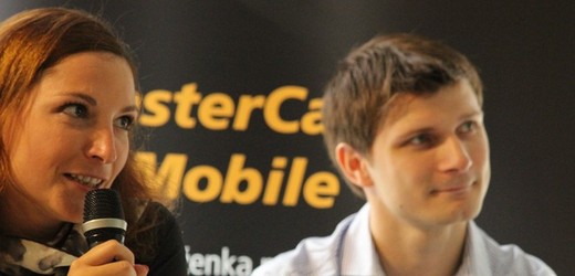 Vlevo Tereza Janková z marketingu MasterCard. Vpravo Tomáš Kosman z Google.