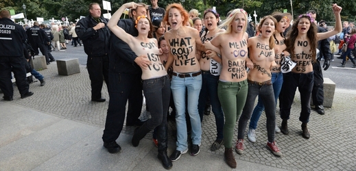 Členky hnutí Femen při jednom z posledních protestů v Berlíně. (imago/Thomas Lebie)