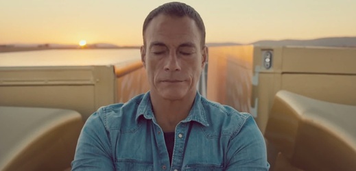 Jean-Claude Van Damme v reklamě na Volvo.