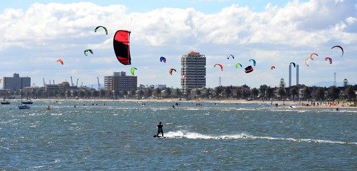 Po práci se v Melbourne můžete věnovat třeba kiteboardingu.