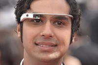 Kunar Nayyar z Big Bang Theory v Google Glass