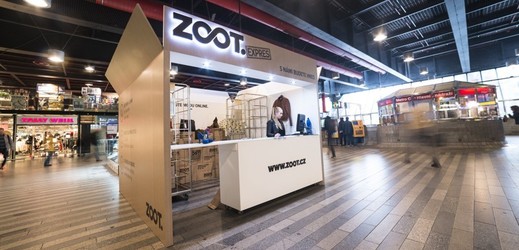 Dočasná expres výdejna Zoot na pražském hlavním nádraží.