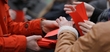 <p>Tisíce lidí 17.listopadu zvedlo nad hlavu červenou kartu, aby vyjádřili nesouhlas s chováním Miloše Zemana. Skandovalo se mimo jiné  "Miloše, do koše!</p>