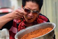Osmačtyřicetiletý Číňan je na pálivém jídle závislý. Pokrm, který není okořeněný, prý nesní.