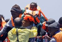 Migranti v záchranných vestách (ilustrační foto).