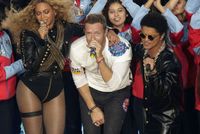 Beyoncé vystoupila společně se zpěvákem Coldplay a Brunem Marsem.
