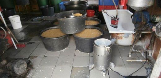 Nelegální výrobna tofu v provozovně v Šeberově.