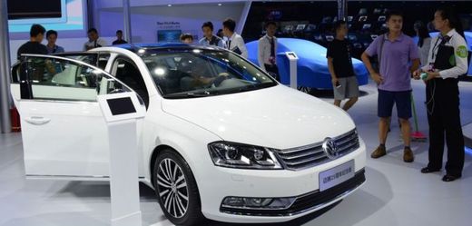 Volkswagen Passat na autosalonu v Čínském Shenzenu (ilustrační foto).