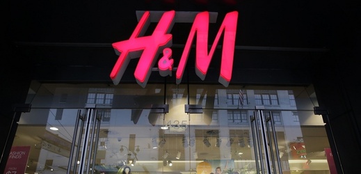 Prodejce oděvů Hennes & Mauritz (H&M). 