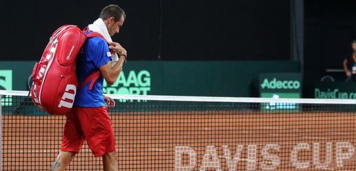 Smutný tenista Lukáš Rosol opouští tenisový kurt.