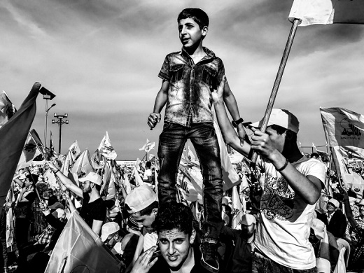 Fotografií roku 2017 a vítězem soutěže Czech Press Photo je snímek s názvem Hizballáh, oslavy vítězství nad Izraelem.