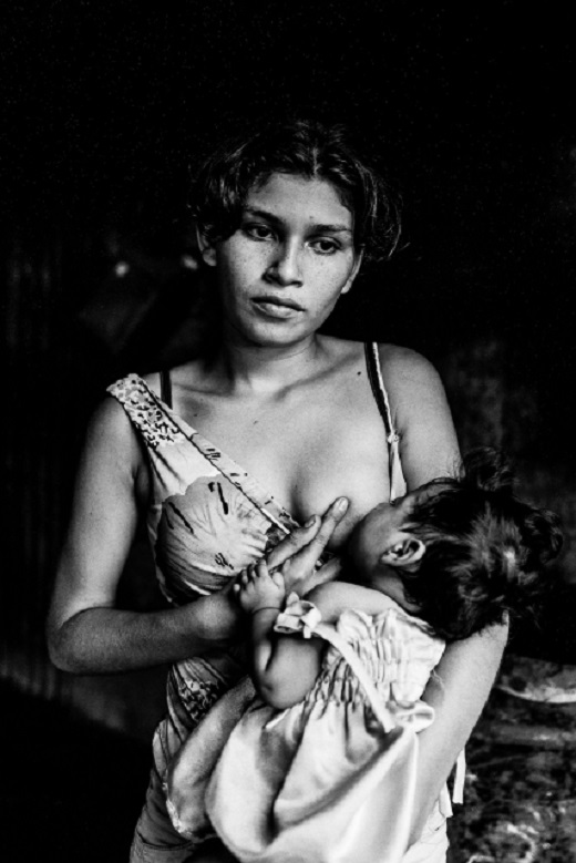 Vítězem soutěže Czech Press Photo v kategorii Portrét Martin Bandžák se snímkem mladé nikaragujské kojící matky.