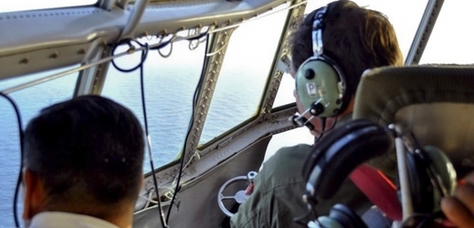 Členové argentinského letectva pátrají po zmizelé ponorce poblíž argentinského pobřeží.