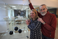 Manželé Daniela a Martin Kosovi (na snímku z 8. ledna 2018) připravili výstavu své porcelánové tvorby v prostorách Domu porcelánu s modrou krví v Tovární ulici v Dubí na Teplicku.