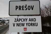 V Prešově se v pondělí ráno objevily na silnicích neobvyklé značky.