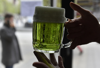 Zelené pivo.