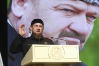 Čečenský prezident Ramzan Kadyrov (na podobizně je za ním jeho otec Achmat).