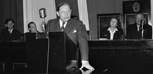 Tehdejší předseda sociálních demokratů Zdeněk Fierlinger na slučovací poradě KSČ a ČSSD 21. května 1948.