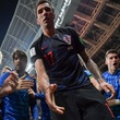 Chorvatští fotbalisté samou radostí zalehli jednoho z fotografů.