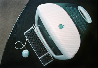 Jeden z prvních počítačů typu Mac od Applu.