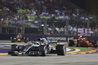Brit Lewis Hamilton navýšil v Singapuru vedení na 40 bodů.