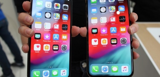 iPhone XS (vlevo) a iPhone XS MAX.