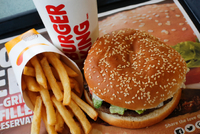Typické menu z rychlého občerstvení řetězce Burger King.