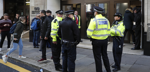 Policie před londýnským ústředím společnosti Sony Music.
