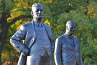 Sousoší Tomáše a Jana Antonína Bati v Univerzitním parku ve Zlíně naproti bývalé administrativní budově firmy Baťa, která dnes slouží jako sídlo krajského úřadu. Autorem bronzových soch je Radim Hanke.