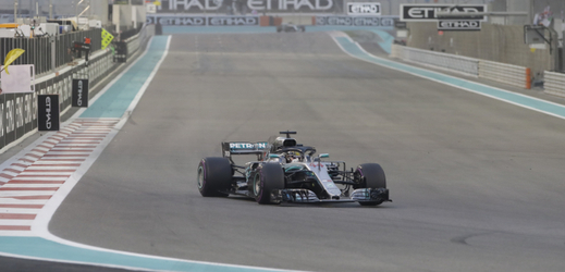 Lewis Hamilton na trati v Abú Zabí.